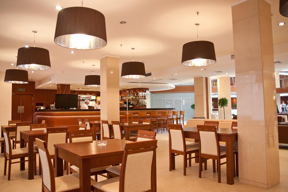 Why Hotel Lobby Bars Feel So Irresistible
