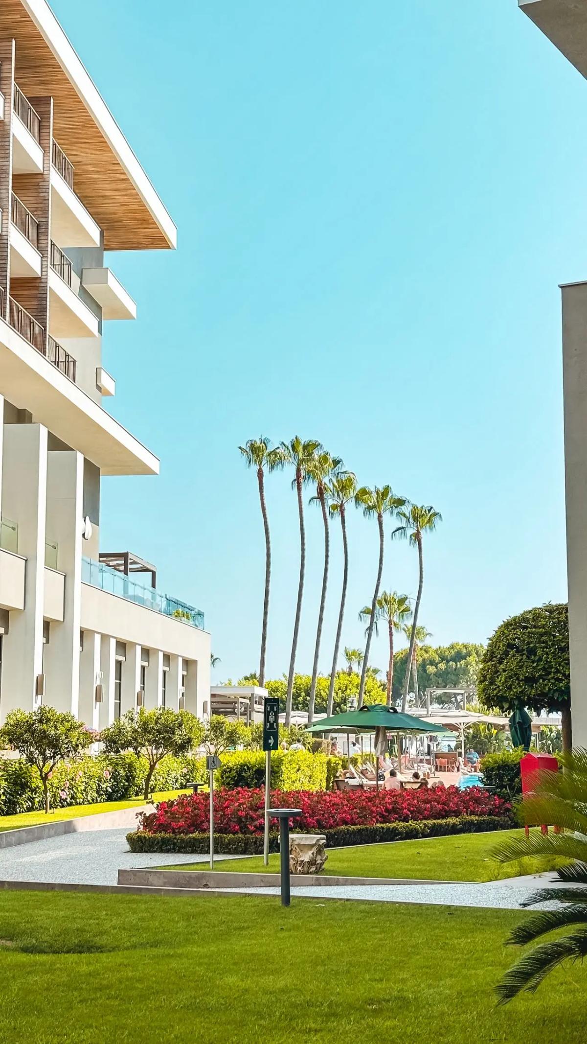How Better Landscaping Strengthens a Hospitality Arrival